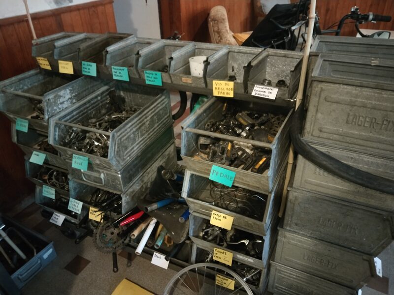 Gros plan sur une servante de pièces détachées pour vélos lors d'un atelier de réparation de vélos.