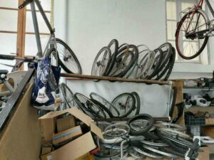 Stock de roues de vélos en vrac