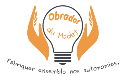Logo de l'association Obrador du Madet, représentant deux mains dorées entourant une ampoule, dans laquelle le nom de l'association est marquée en dorée aussi. En dessous figure le slogan "Fabriquer ensemble nos autonomies"